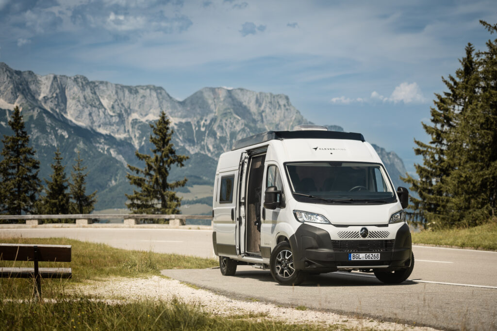 Clevervans sur route avec paysage de montagne