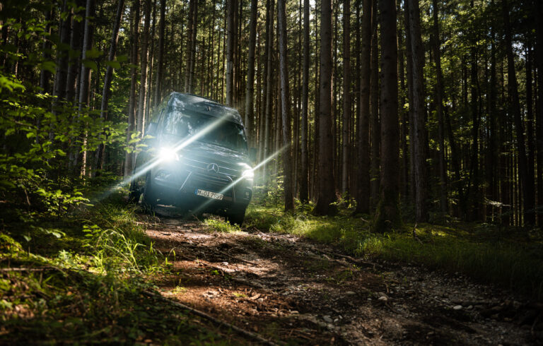 Mercedes Spirnter sur du chemin forestier