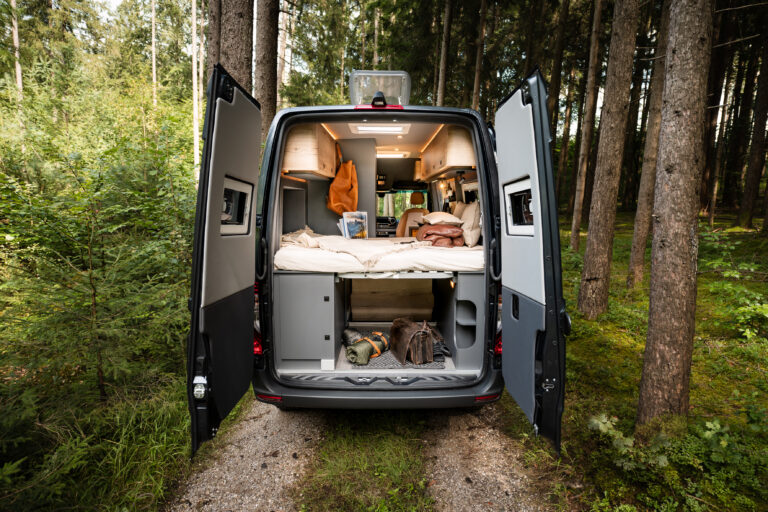 Vue arrière sur lit du Mercedes Sprinter
