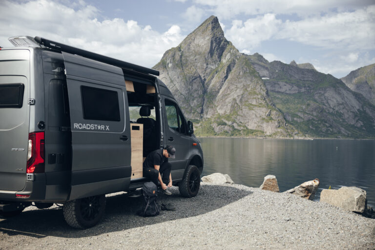 Roadstar X au bord d'un lac de montagne