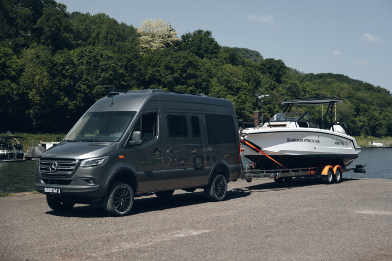Mercedes Sprinter tractant un bateau