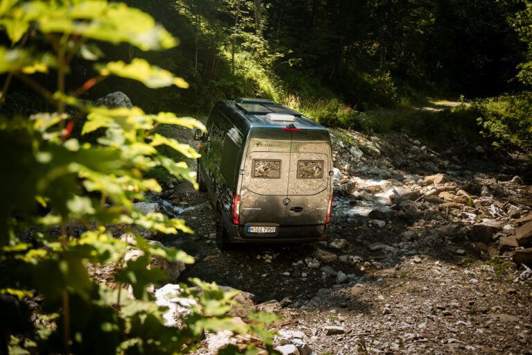 Mercedes Sprinter sur chemin de cailloux