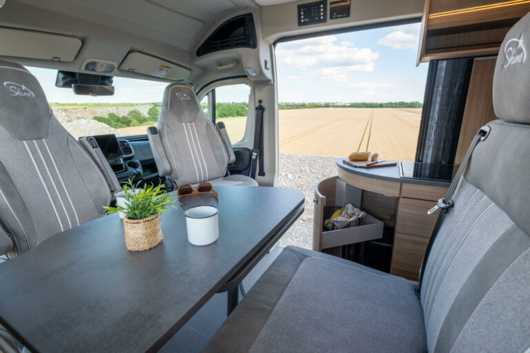 Dinette et rangement du bloc cuisine arrondi